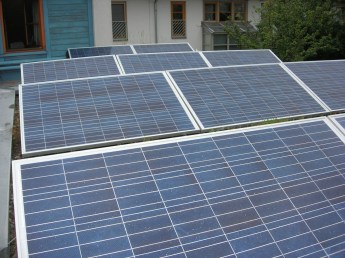 Fotovoltai am begrünten Dach