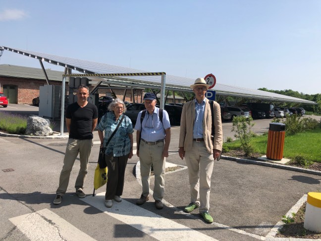 Photovoltaikeinkaufsgemeinschaft besucht die Photovoltaikanlage St. Gabriel